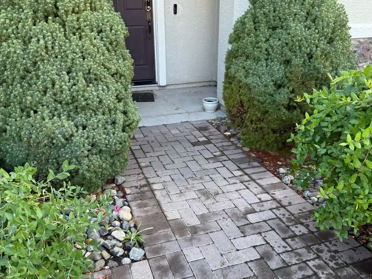 The same front entry with the mattress gone